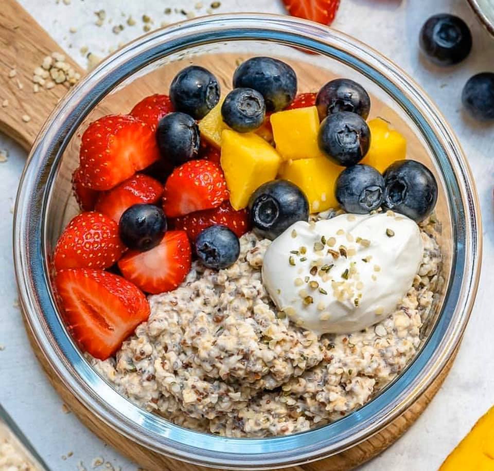 https://www.fitfynefabulous.com/wp-content/uploads/2020/04/breakfast-oatmeal-bowl.jpg